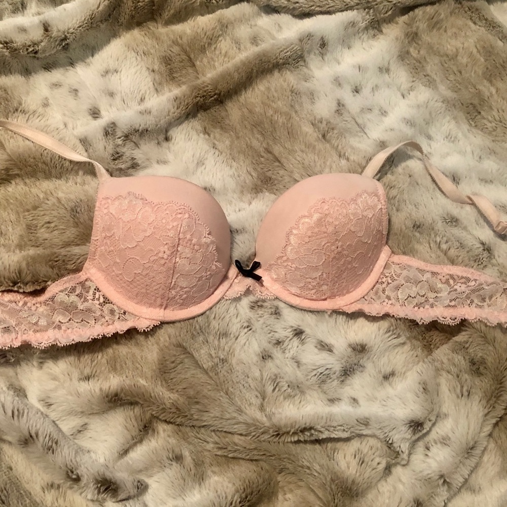 34A Victoria’s Secret bra Light pink